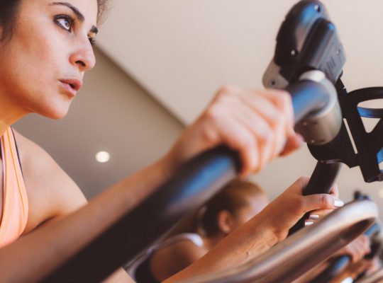 femme-sur-velo-interieur